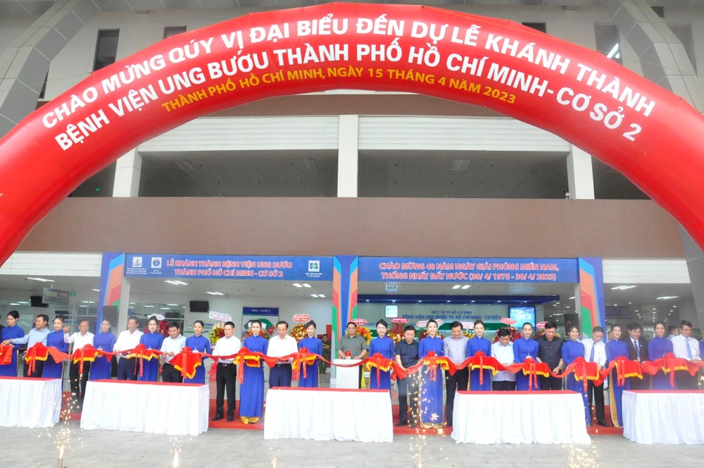 Thủ tướng cùng các đại biểu cắt băng khánh thành Bệnh viện Ung bướu TP.HCM (cơ sở 2). Ảnh: TS Thủ tướng cùng các đại biểu cắt băng khánh thành Bệnh viện Ung bướu TP.HCM (cơ sở 2). Ảnh: TS