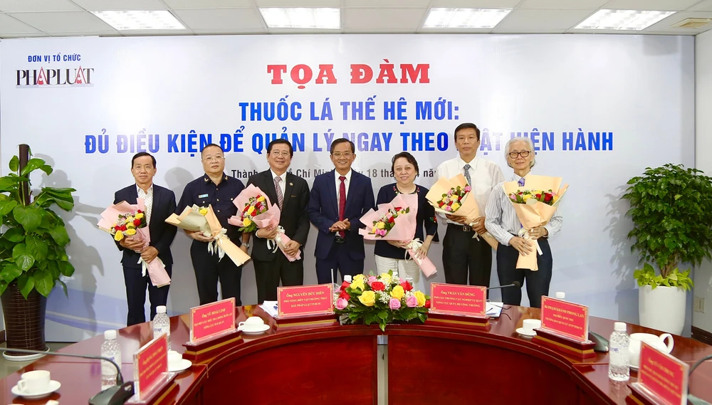 Ông Nguyễn Đức Hiển, Phó Tổng biên tập Báo Pháp Luật TP.HCM tặng hoa cảm ơn các đại biểu tham gia toạ đàm.