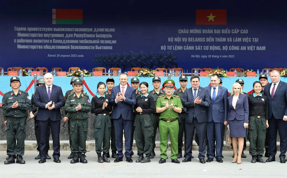 Các đại biểu chụp ảnh lưu niệm tại Bộ Tư lệnh Cảnh sát cơ động