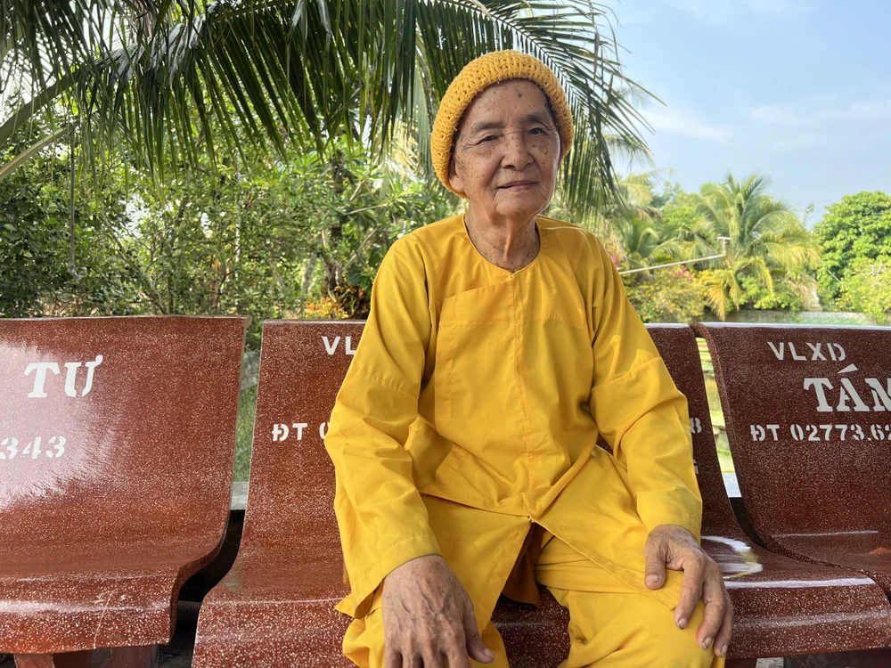 Sư ông Sa Môn Huệ Từ năm nay đã 85 tuổi nhưng vẫn nhớ chi tiết quá trình sen khổng lồ xuất hiện. Ảnh: QUỐC HƯƠNG.