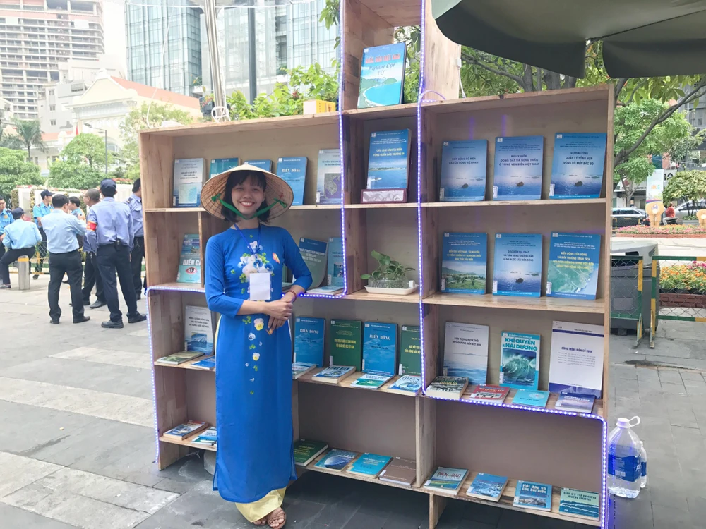 Tác giả ở đường sách. Tác giả ở đường sách.