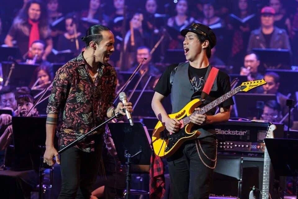 Ca sĩ Phạm ANh Khoa (trái) cùng nghệ sĩ guitar Tim Trần. Ảnh: HBSO