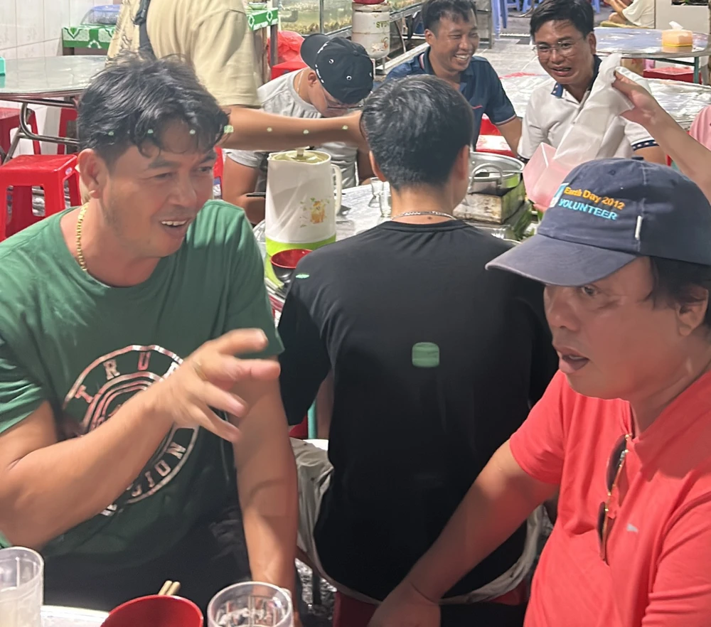 Anh Đông chung vui sự may mắn trúng hai vé an ủi cùng du khách đang kẹt lại đảo Nam Du