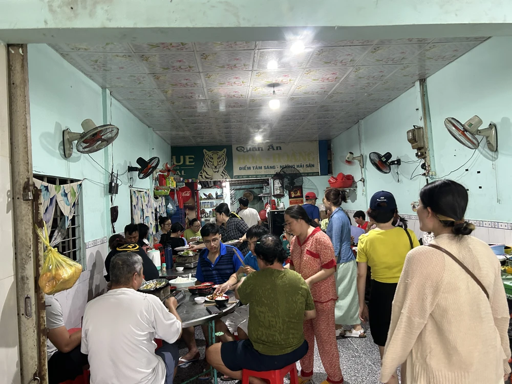 Bữa cơm chiều đoàn khách du lịch được mời kể từ lúc bị kẹt tàu, chưa thể trở về đất liền. Ảnh: Hải Dương