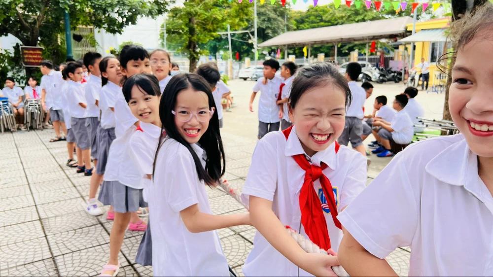 Học sinh tham gia các trog chơi dân gian sau lễ khai giảng. Ảnh: MINH TRÚC