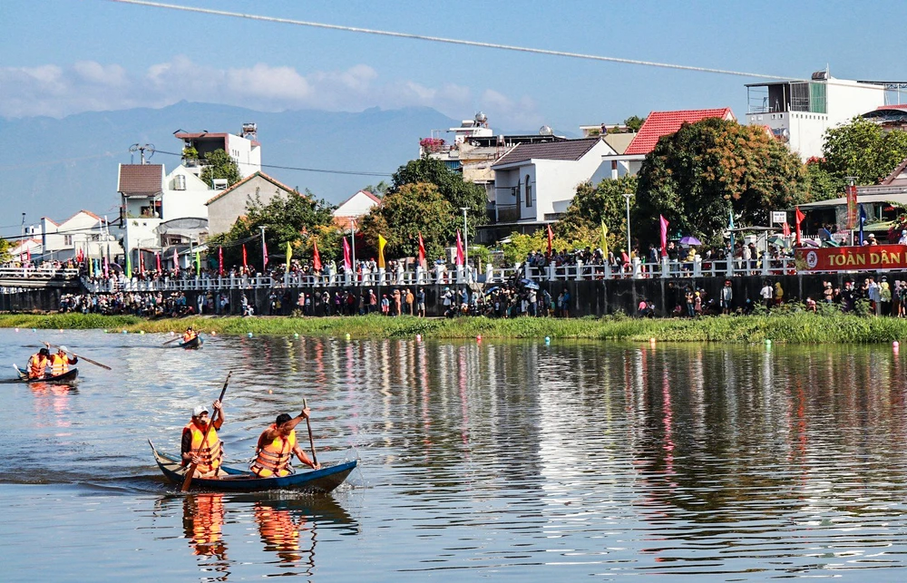 đua ghe truyền thống ở Ninh Hoà thu hút rất đông người dân tham gia