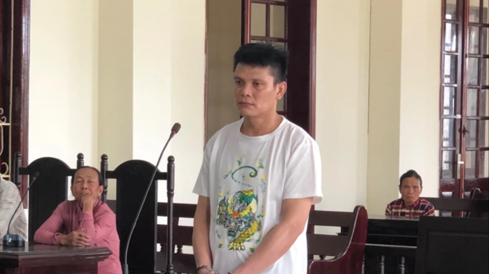 người cha chém con trai vì bị thách thức