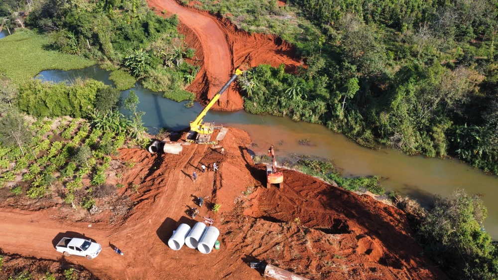 Thi công một vị trí qua suối ở cao tốc Khánh Hòa - Buôn Ma Thuột, đoạn qua huyện Krông Pắk (Đắk Lắk). Ảnh: VŨ LONG