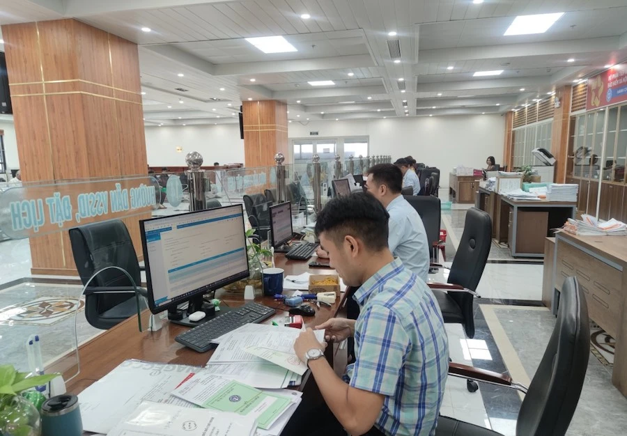 Cán bộ, chuyên viên BHXH TP.HCM đang tiếp nhận và giải quyết hồ sơ của người lao động. Ảnh: NGUYỄN HIỀN