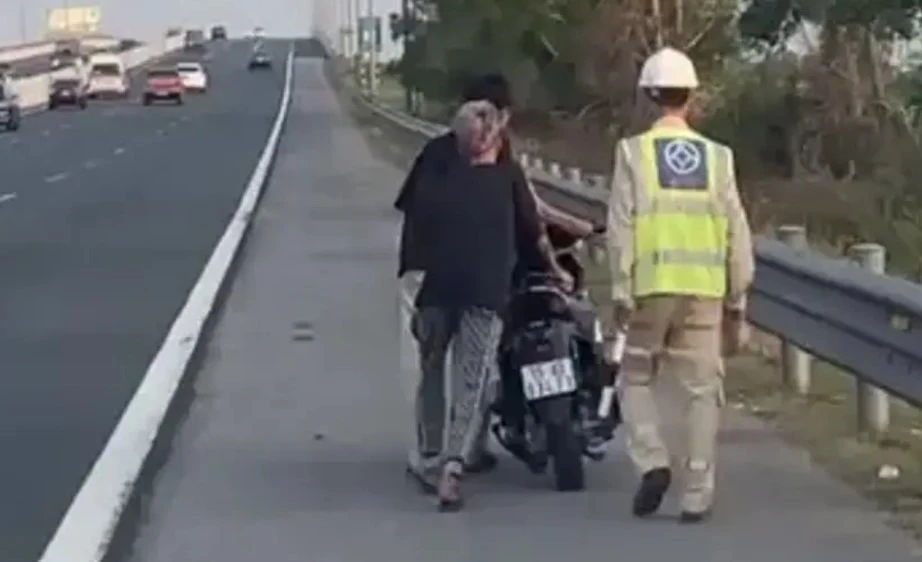 Chạy xe máy trên cao tốc.jpg