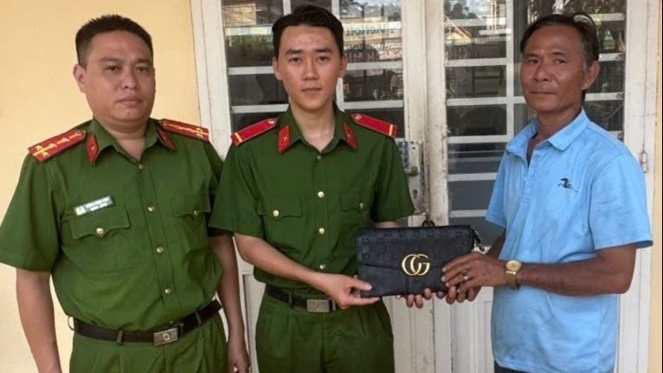 Cán bộ Trại giam Xuân Lộc phối hợp trao trả 51 triệu và tài sản cho anh Hiệu.