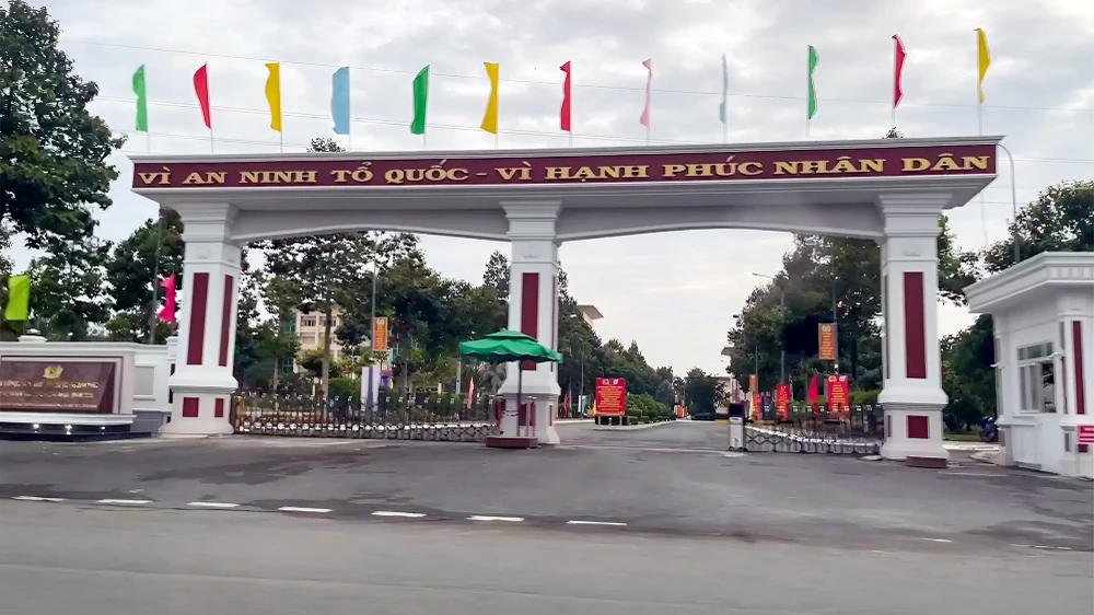 13 cán bộ công an tỉnh Hậu Giang xin nghỉ hưu trước tuổi để tạo thuận lợi cho đơn vị sắp xếp, tinh gọn tổ chức bộ máy. Ảnh: CHÂU ANH