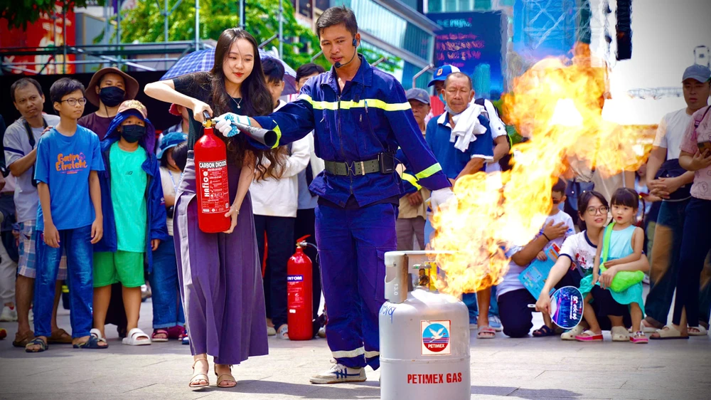 Hàng ngàn người dân hóa thân thành ‘lính cứu hỏa’ tại TP.HCM