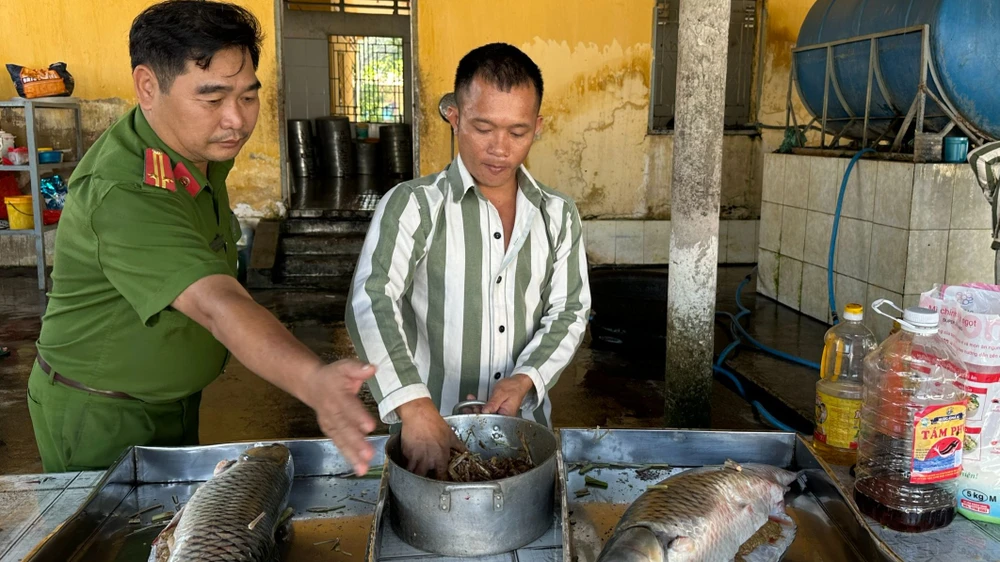Trong bếp ăn phạm nhân. Ảnh: VÕ TÙNG Trại giam Xuân Lộc