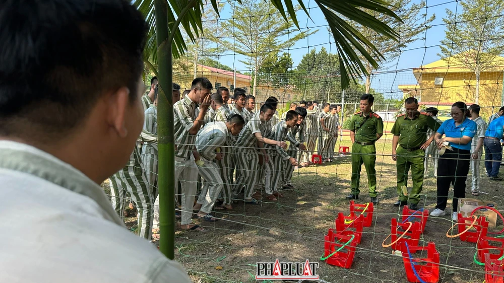 Hàng trăm phạm nhân trong độ tuổi thanh niên hào hứng tham gia các trò chơi vận động. Ảnh: VÕ TÙNG Hàng trăm phạm nhân trong độ tuổi thanh niên hào hứng tham gia các trò chơi vận động. Ảnh: VÕ TÙNG