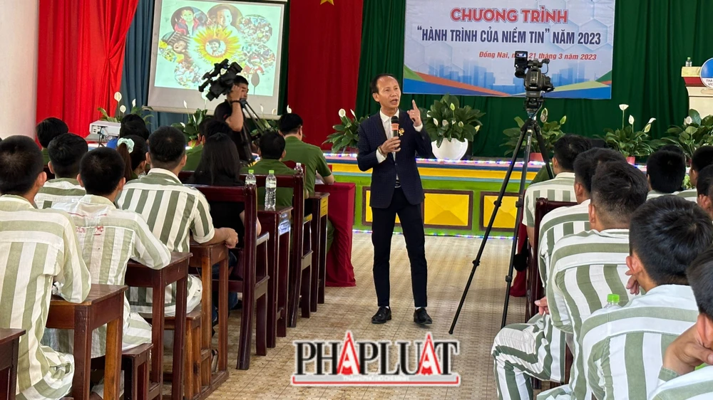 Tiến sĩ tâm lý Huỳnh Anh Bình - Giám đốc Trung tâm hướng nghiệp TP.HCM cho biết nhân cách của người đã và đang chấp hành hình phạt tù; môi trường trại giam và thời gian thi hành án cũng như thái độ của người xung quanh nơi họ trở về là một chuỗi các vấn đề đáng quan tâm trong việc chăm lo đời sống phạm nhân sau khi hoàn thành án phạt, tái hoà nhập cộng đồng. Ảnh: VÕ TÙNG Tiến sĩ tâm lý Huỳnh Anh Bình - Giám đốc Trung tâm hướng nghiệp TP.HCM cho biết nhân cách của người đã và đang chấp hành hình phạt tù; môi trường trại giam và thời gian thi hành án cũng như thái độ của người xung quanh nơi họ trở về là một chuỗi các vấn đề đáng quan tâm trong việc chăm lo đời sống phạm nhân sau khi hoàn thành án phạt, tái hoà nhập cộng đồng. Ảnh: VÕ TÙNG