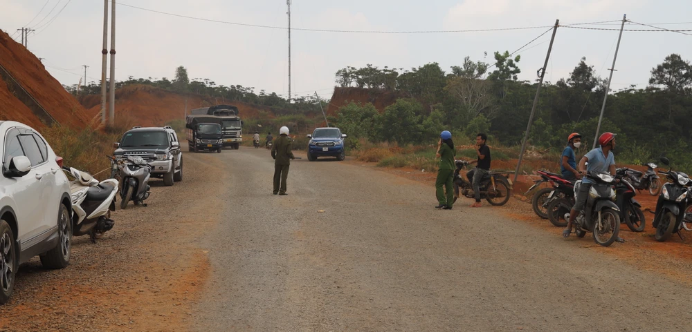Tại đây không hề có biển cảnh báo nguy hiểm đối với người điều khiển phương tiện. Mặc dù cầu chưa được hoàn thành đưa vào sử dụng, nhưng hàng ngày, lưu lượng phương tiện lưu thông qua đây khá đông. Ảnh: VÕ TÙNG
