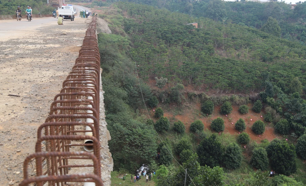 Cầu chưa có hộ lan bảo vệ an toàn và hầu hết sắt 2 bên thành cầu đã bị hoen rỉ. ẢNH: VÕ TÙNG Cầu chưa có hộ lan bảo vệ an toàn và hầu hết sắt 2 bên thành cầu đã bị hoen rỉ. ẢNH: VÕ TÙNG