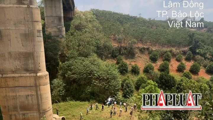 Ô tô lao xuống vực sâu hơn 70 mét khiến 2 người gặp nạn. Ảnh: VÕ TÙNG ô tô lao xuống vực