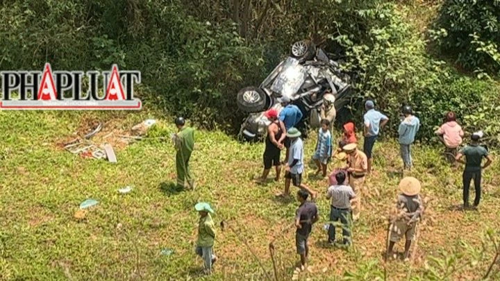 Vụ tai nạn khiến 2 ông cháu tử vong. Ảnh: VÕ TÙNG Ô TÔ LAO XUỐNG CẦU