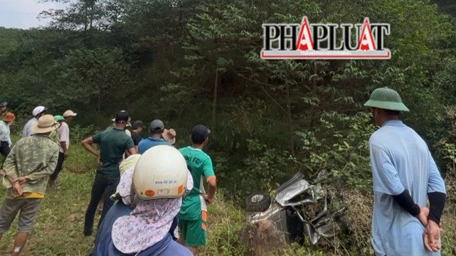 Vụ tai nạn khiến tài xế chết tại chỗ. Ảnh: VÕ TÙNG Ô TÔ LAO XUỐNG VỰC
