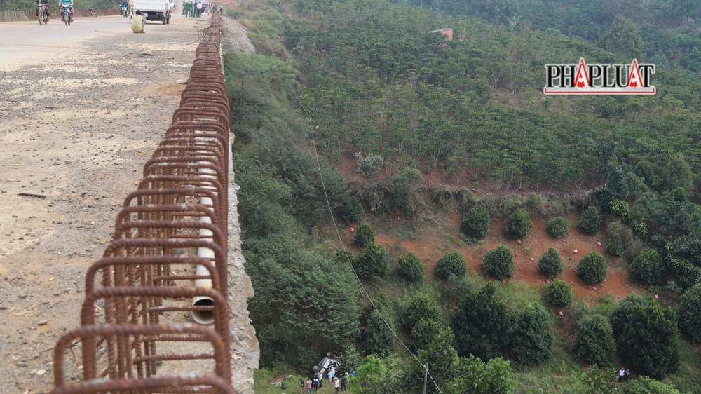 lao xe xuống cầu ở đường tránh bảo lộc