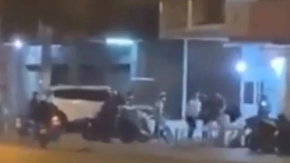 Hàng chục thanh niên tham gia hỗn chiến. Ảnh: Cắt từ clip