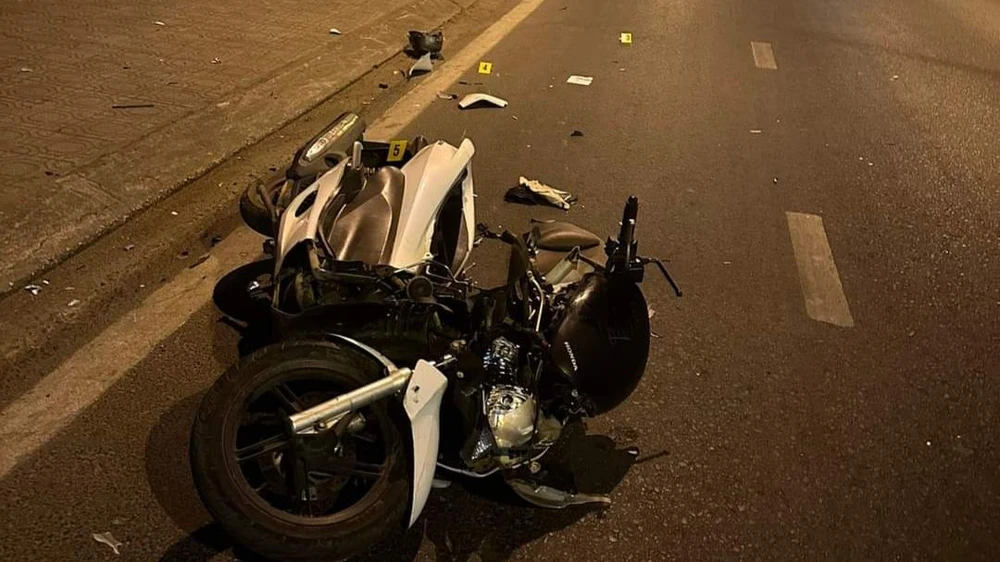 Cú tông mạnh khiến chiếc xe hư hỏng hoàn toàn. Ảnh: CTV