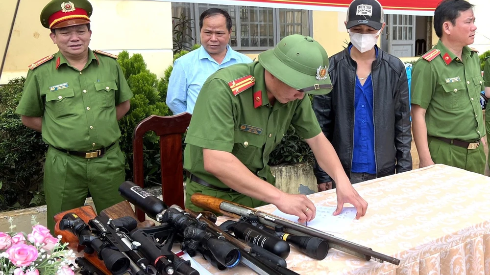 Chương trình đổi vũ khí lấy quà góp phần thu hồi vũ khí, vật liệu nổ tồn tại trong dân Ảnh: VT Đổi vũ khí lấy quà