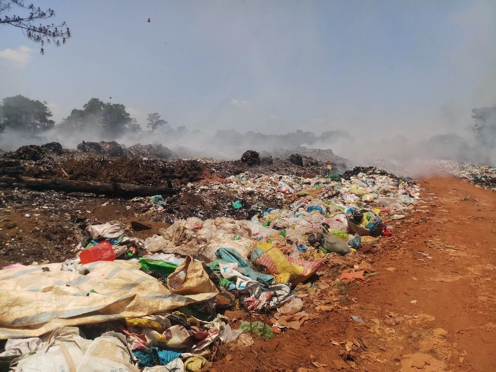 Bãi rác ở xã Lộc Phú, huyện Bảo Lâm. Ảnh: HIẾU NGHĨA