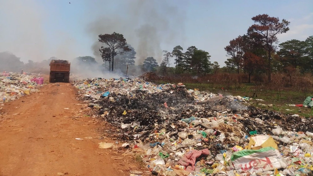 Cháy bãi rác ở Bảo Lâm 