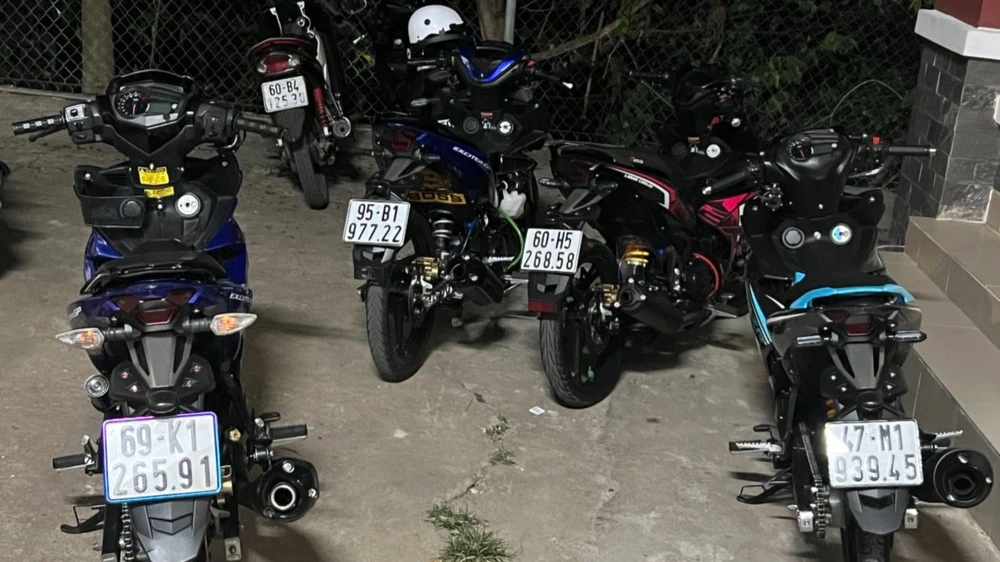 Các xe độ chế, thay máy bị công an lập biên bản tạm giữ. Ảnh: VT