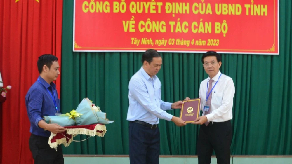 Phó chủ tịch UBND tỉnh Dương Văn Thắng trao quyết định cho ông Nguyễn Văn Phước (bên phải) phụ trách sở GD&amp;ĐT Tây Ninh. Ảnh: VĐ