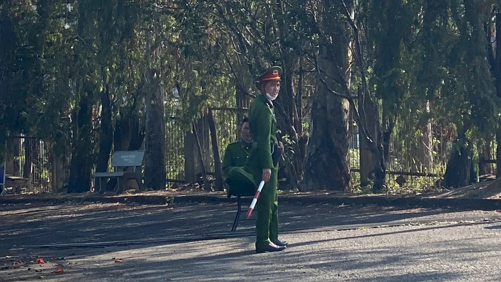 Công an phong tỏa, khám xét trung tâm đăng kiểm ở TP Đà Lạt. Ảnh: VÕ TÙNG