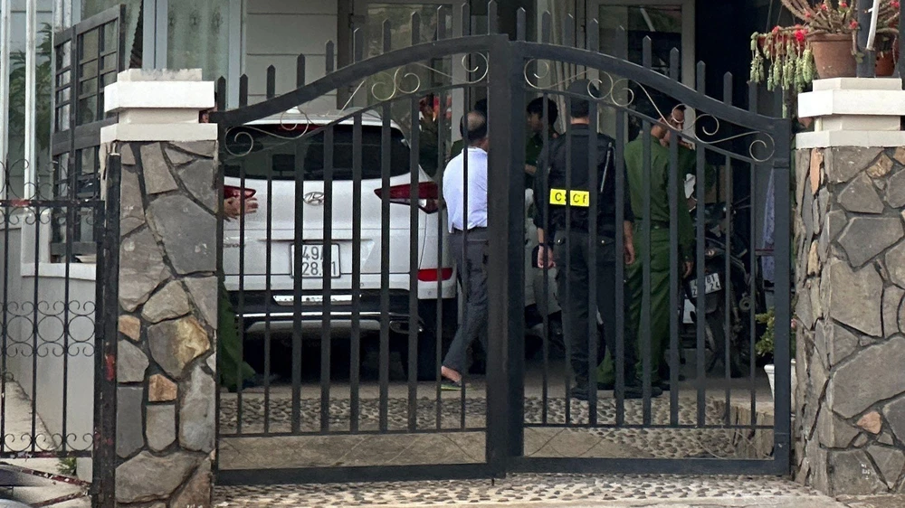 Công an khám xét nhà của Phan Hoàng Vũ