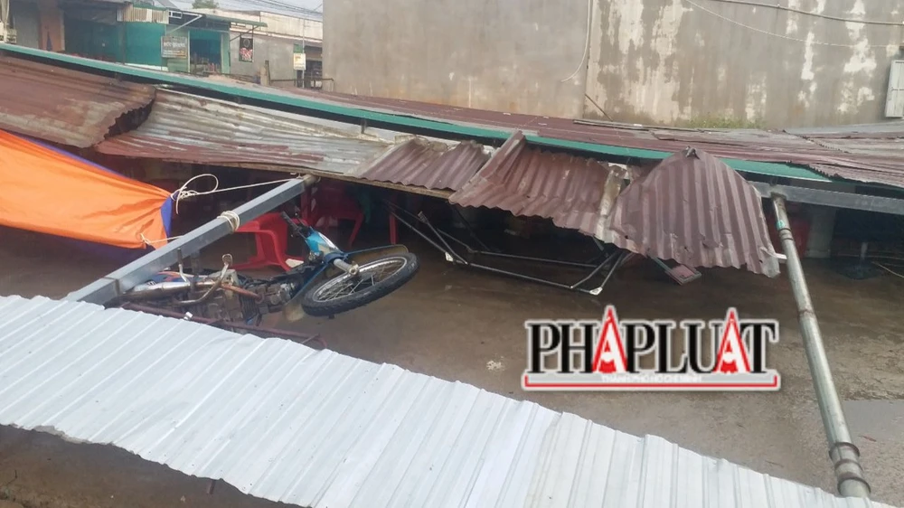 Hàng chục nhà dân bị tốc mái. Ảnh: VÕ TÙNG