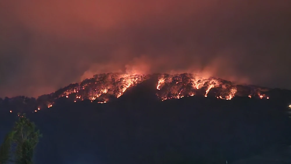 Đến 20 giờ ngọn lửa vẫn chưa được khống chế