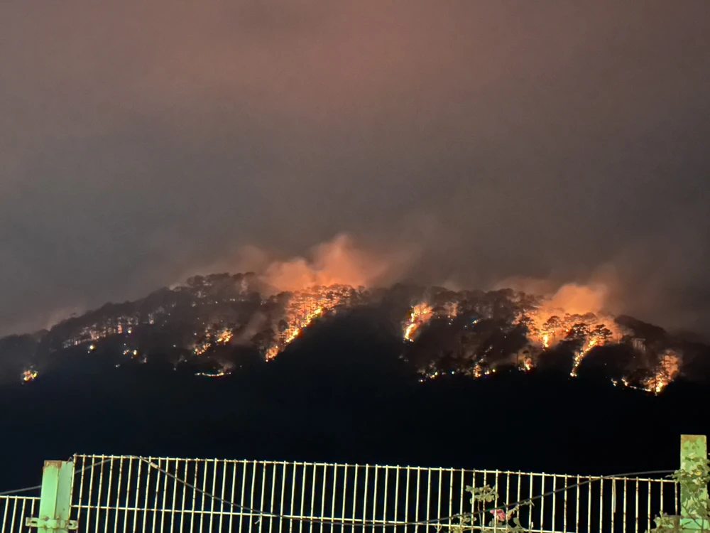 Ngọn lửa vẫn bốc cháy dữ dội