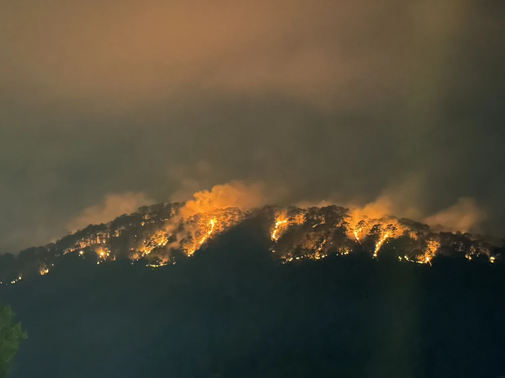 Ngọn lửa kéo dài thành vệt