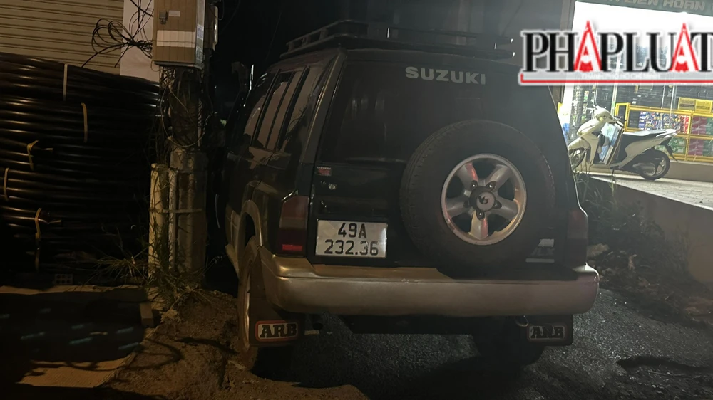 Xe Suzuki lao vào 1 cột điện trong hẻm: Ảnh: VÕ TÙNG