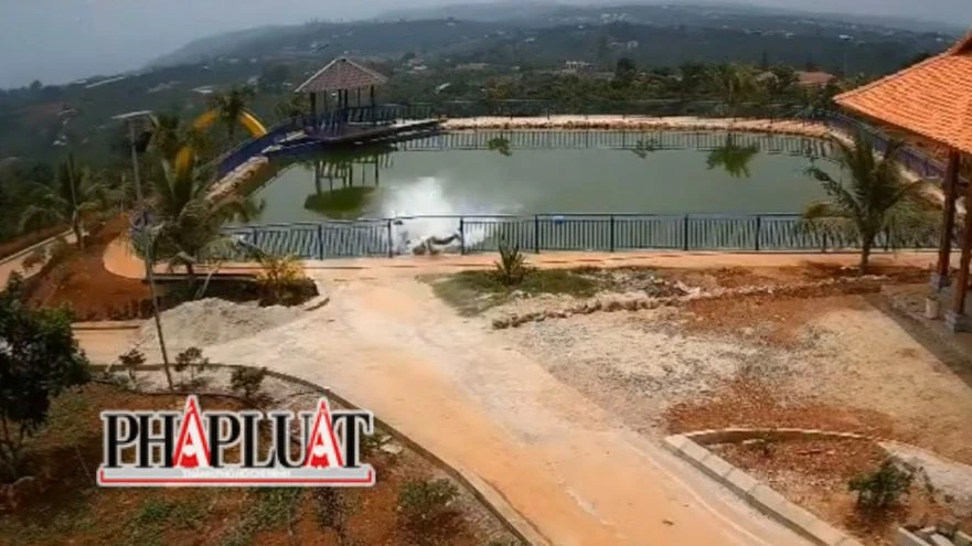 Chiếc xe tông sập lan can trước khi lao xuống hồ. Ảnh: Cắt từ clip