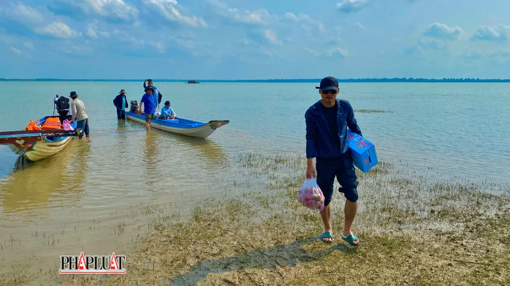 Những chiếc thuyền phục vụ nhu cầu tham quan hồ Dầu Tiếng. Từ rất lâu, người dân tỉnh Tây Ninh và các vùng lân cận xem hồ Dầu Tiếng như là biển hồ.