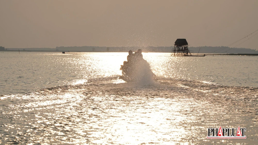 Người ta nói Hồ Dầu Tiếng đẹp nhất vào tháng 4. Dù rằng ở đây nắng như đổ lửa.