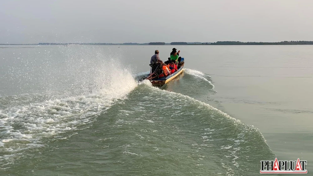 Những con thuyền rẽ nước, đưa du khách tham quan lòng hồ. Để chiêm ngưỡng hết vẻ đẹp của lòng hồ, du khách cần ít nhất 1 ngày để đến được các đảo trong lòng hồ.