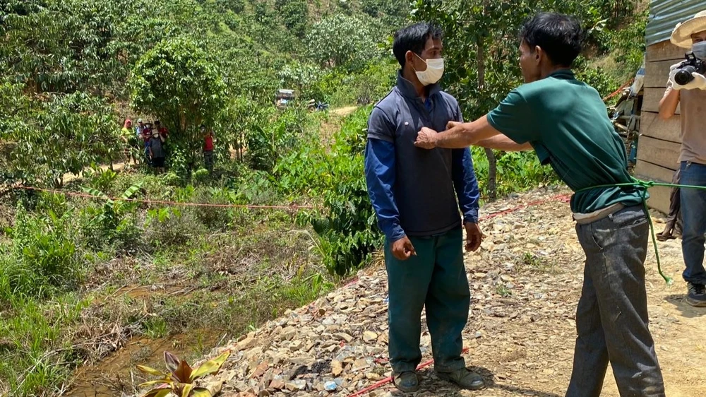 Công an thực nghiệm điều tra vụ án. Ảnh: CACC