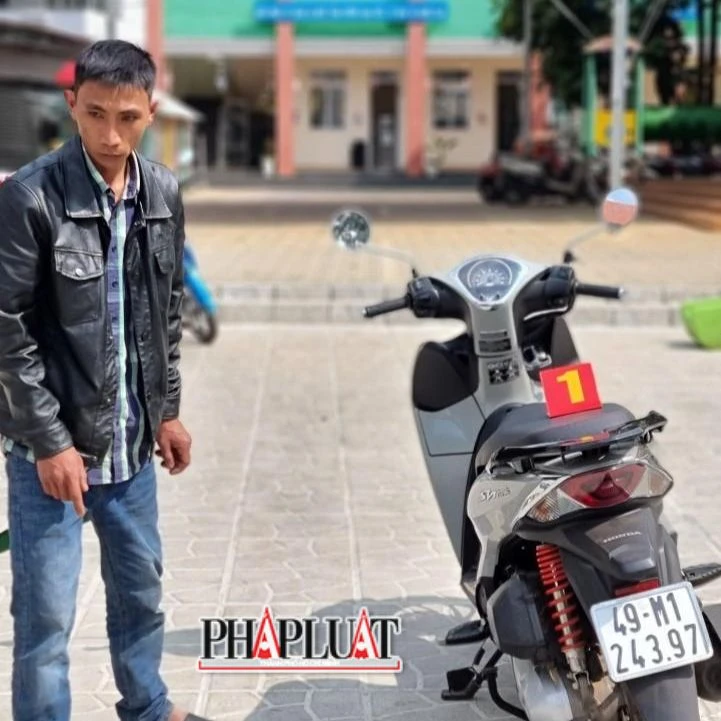 Hiếu bị bảo vệ bắt giữ cùng với tang vật