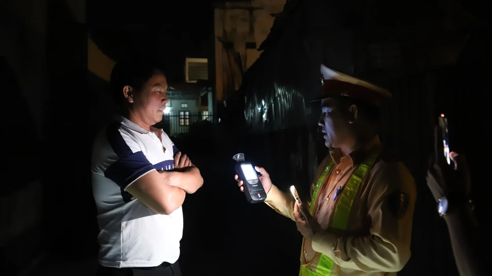 Bỏ chạy không thành, người đàn ông bị phạt vì vi phạm nồng độ cồn. Ảnh: CACC