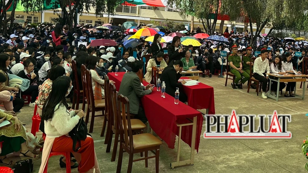 Hàng ngàn học sinh, phụ huynh và giáo viên tham dự phiên toà giả định. Ảnh: CTV