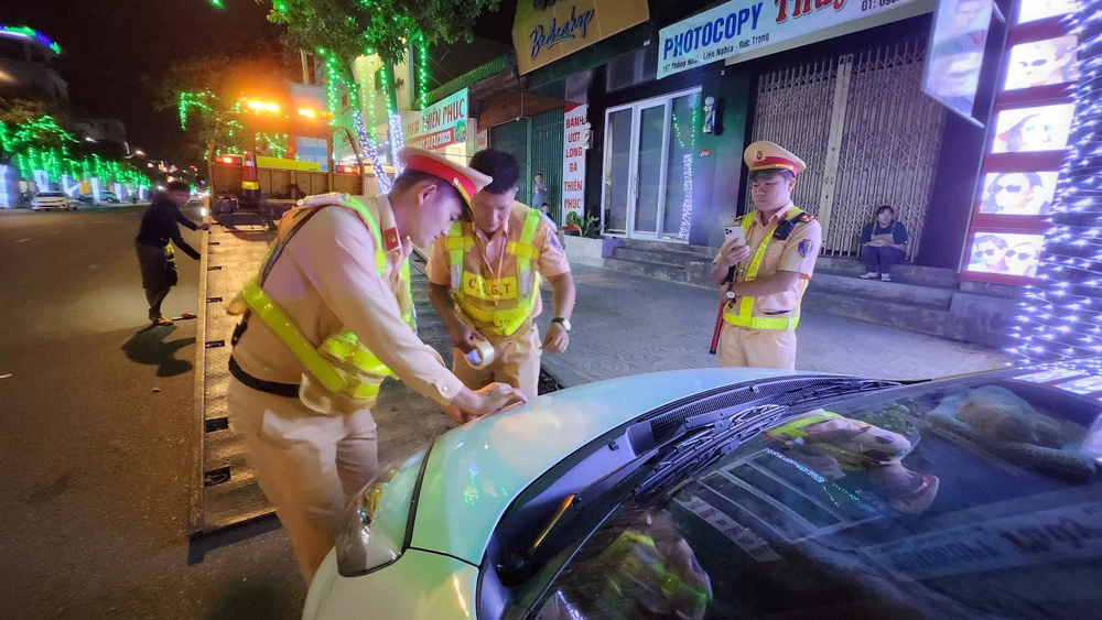 Công an huyện Đức Trọng giữ an toàn giao thông cửa ngõ TP Đà Lạt ảnh 2