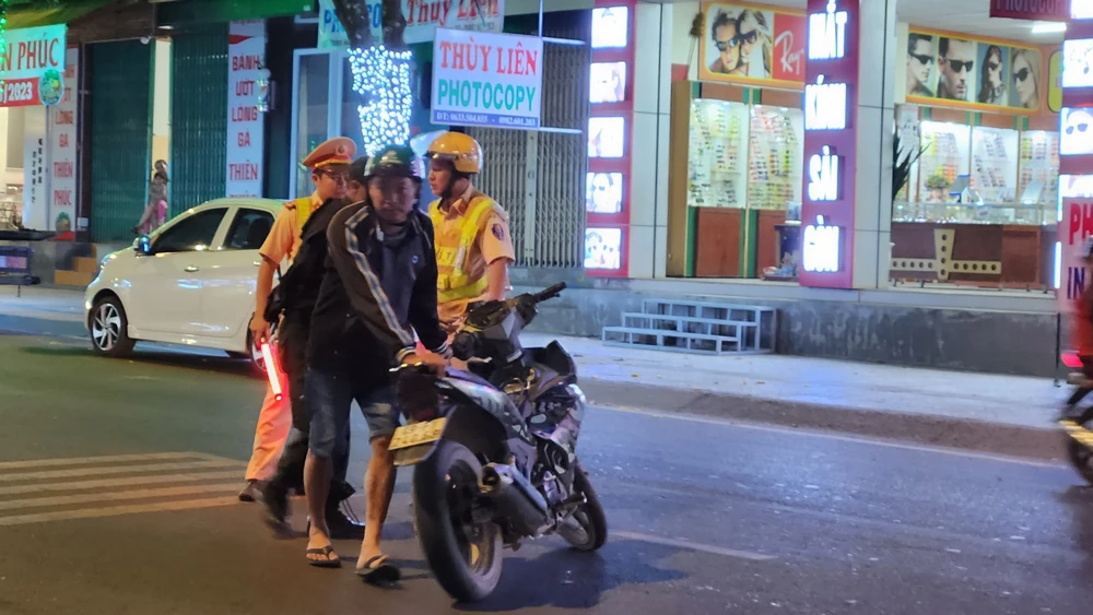 Công an huyện Đức Trọng giữ an toàn giao thông cửa ngõ TP Đà Lạt ảnh 3